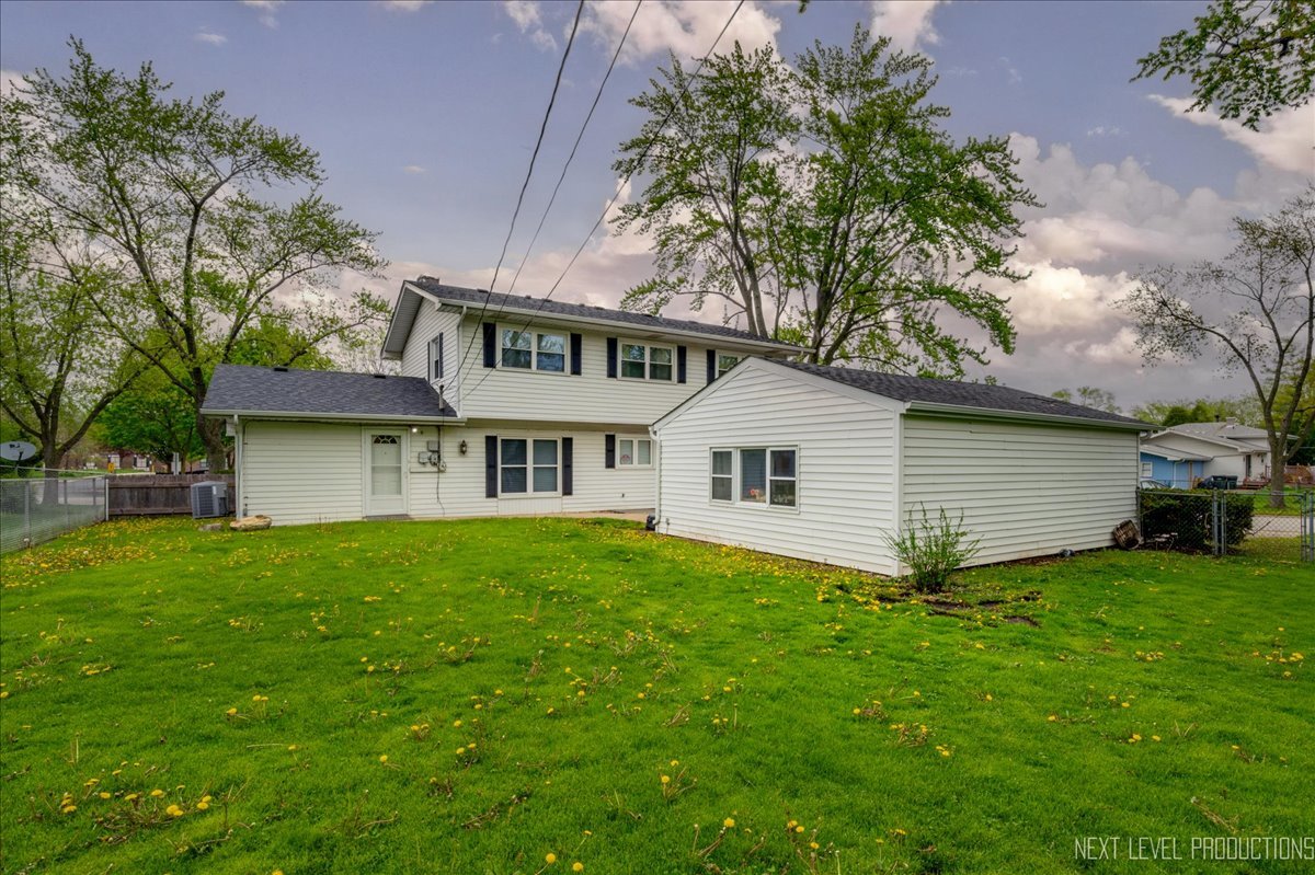 515 Hillcrest Boulevard Hoffman Estates, IL 60169 - Photo 25 of 29 a view of a house with a yard