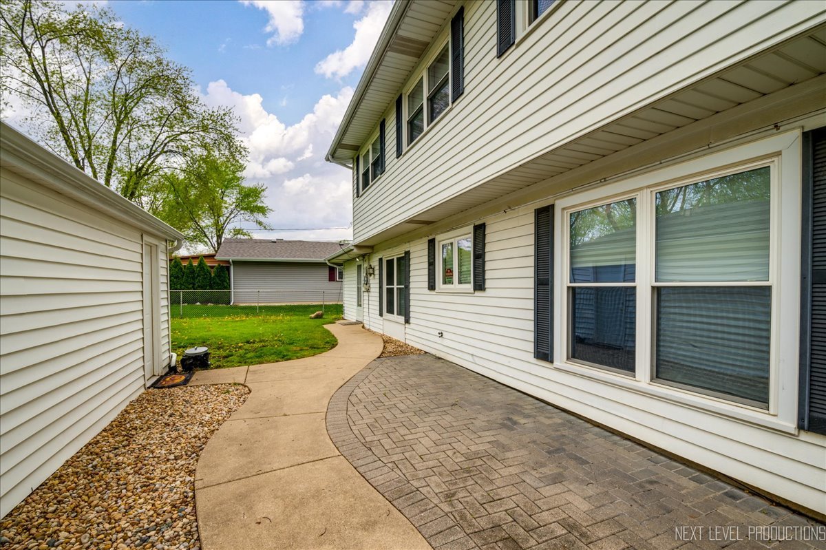 515 Hillcrest Boulevard Hoffman Estates, IL 60169 - Photo 26 of 29 a view of a house with a yard