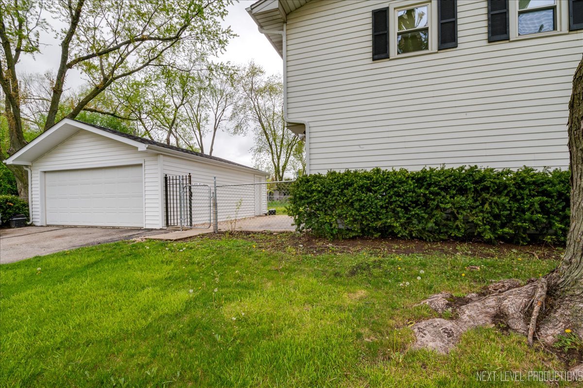 515 Hillcrest Boulevard Hoffman Estates, IL 60169 - Photo 27 of 29 a view of backyard with garden and trees