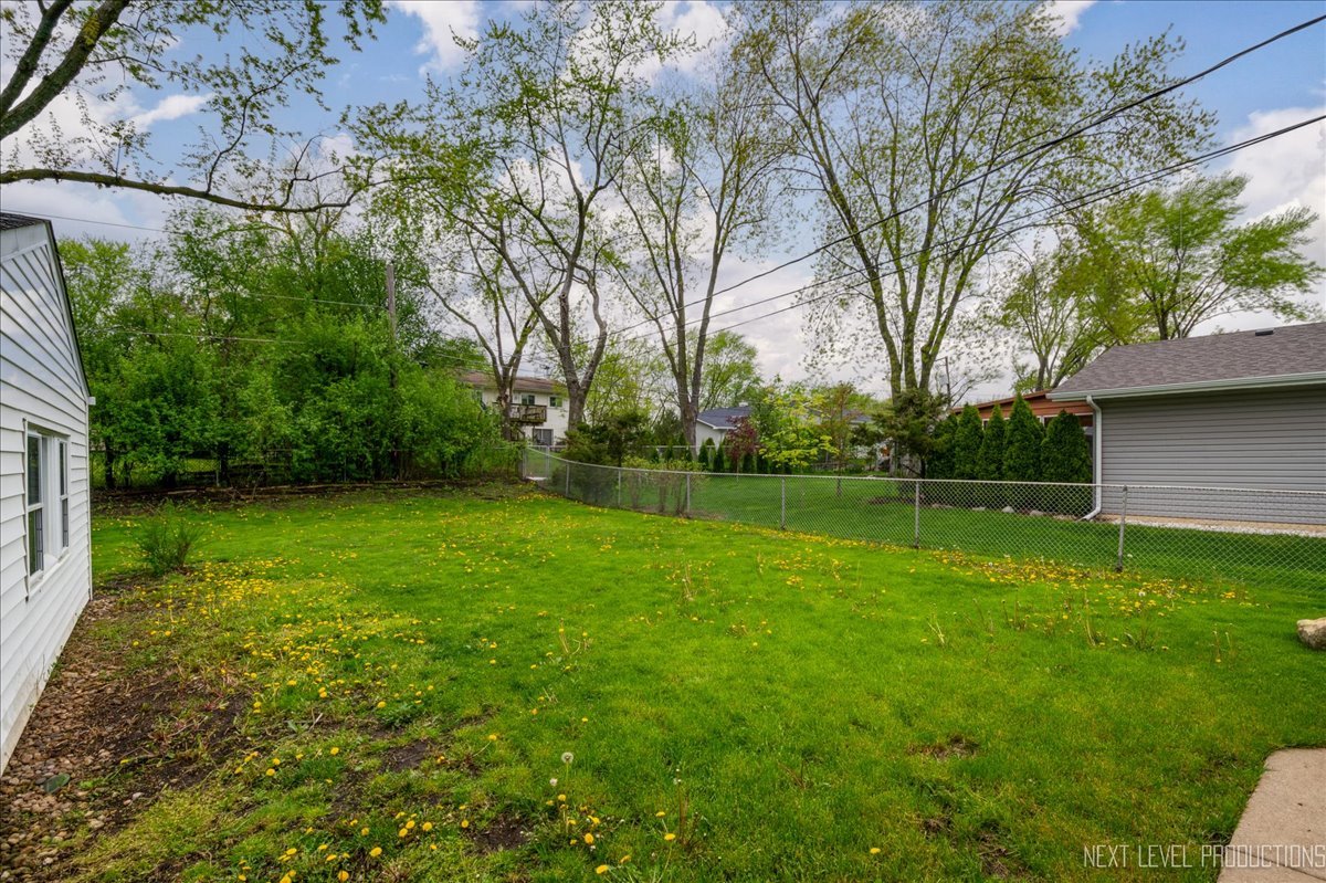 515 Hillcrest Boulevard Hoffman Estates, IL 60169 - Photo 28 of 29 a view of a garden
