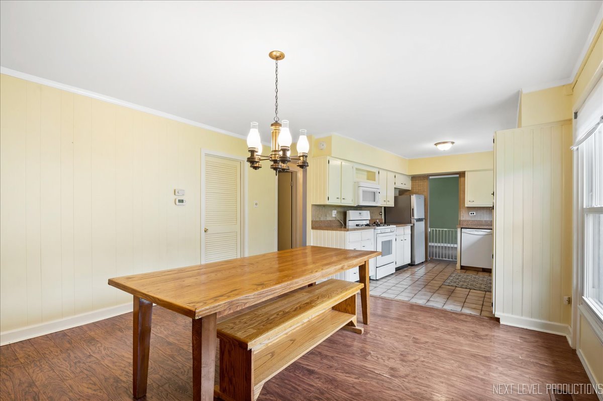 515 Hillcrest Boulevard Hoffman Estates, IL 60169 - Photo 6 of 29 a view of a kitchen from the hallway