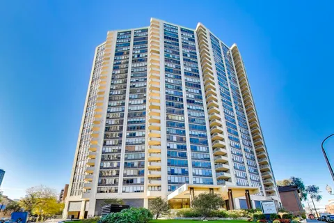 $225,000 | 3930 North Pine Grove Avenue, Unit 2912, Chicago, IL 60613