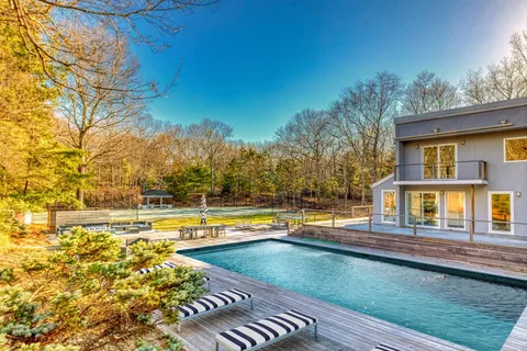 $3,295,000 | 2 Jodys Path, East Hampton, NY 11937