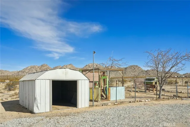 $325,000 | 11330 Lakeview Avenue, Lucerne Valley, CA 92356