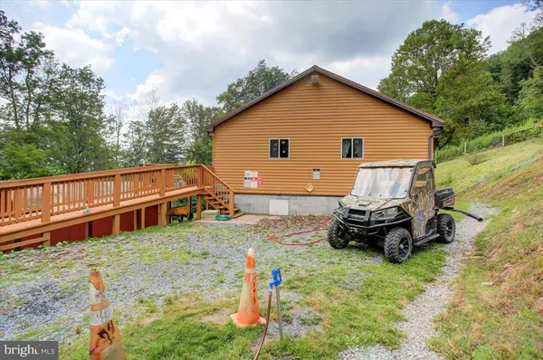 a view of a house with backyard