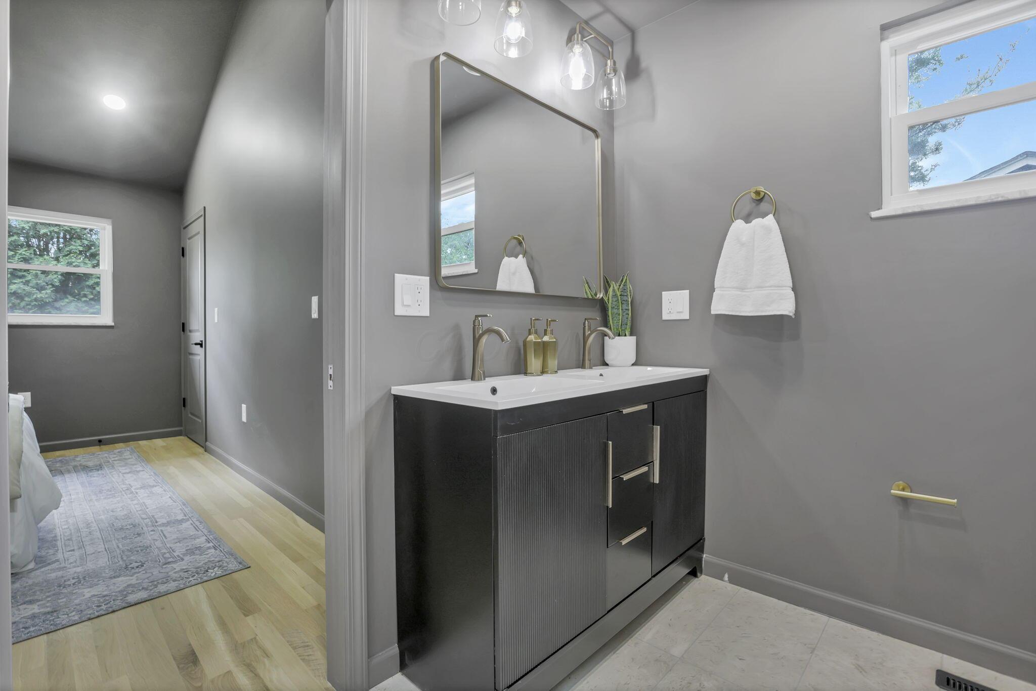 1285 Kingsgate Road Columbus, OH 43221 - Photo 27 of 50 Primary bathroom