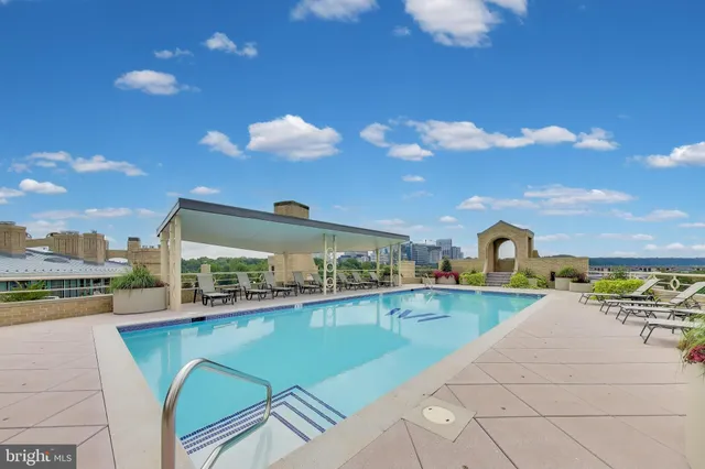 a view of a parking area