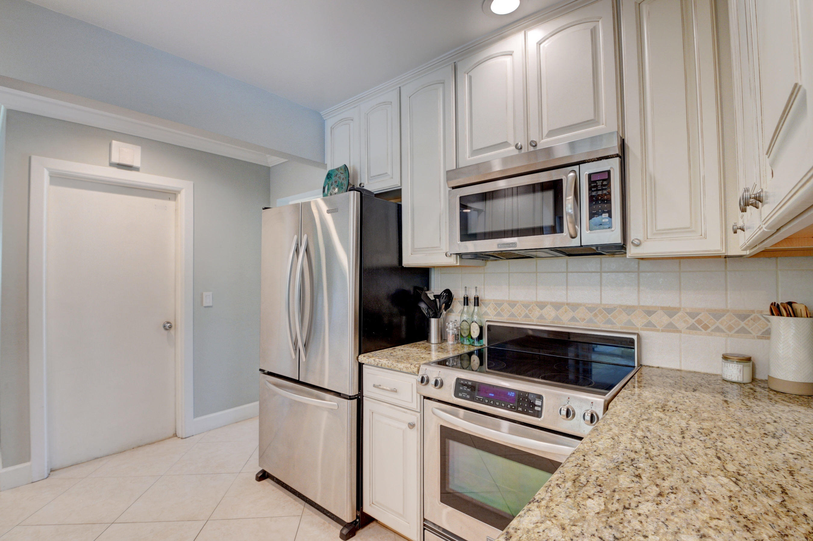 617 Northwest 10th Court Boca Raton, FL 33486 - Photo 16 of 54 Kitchen