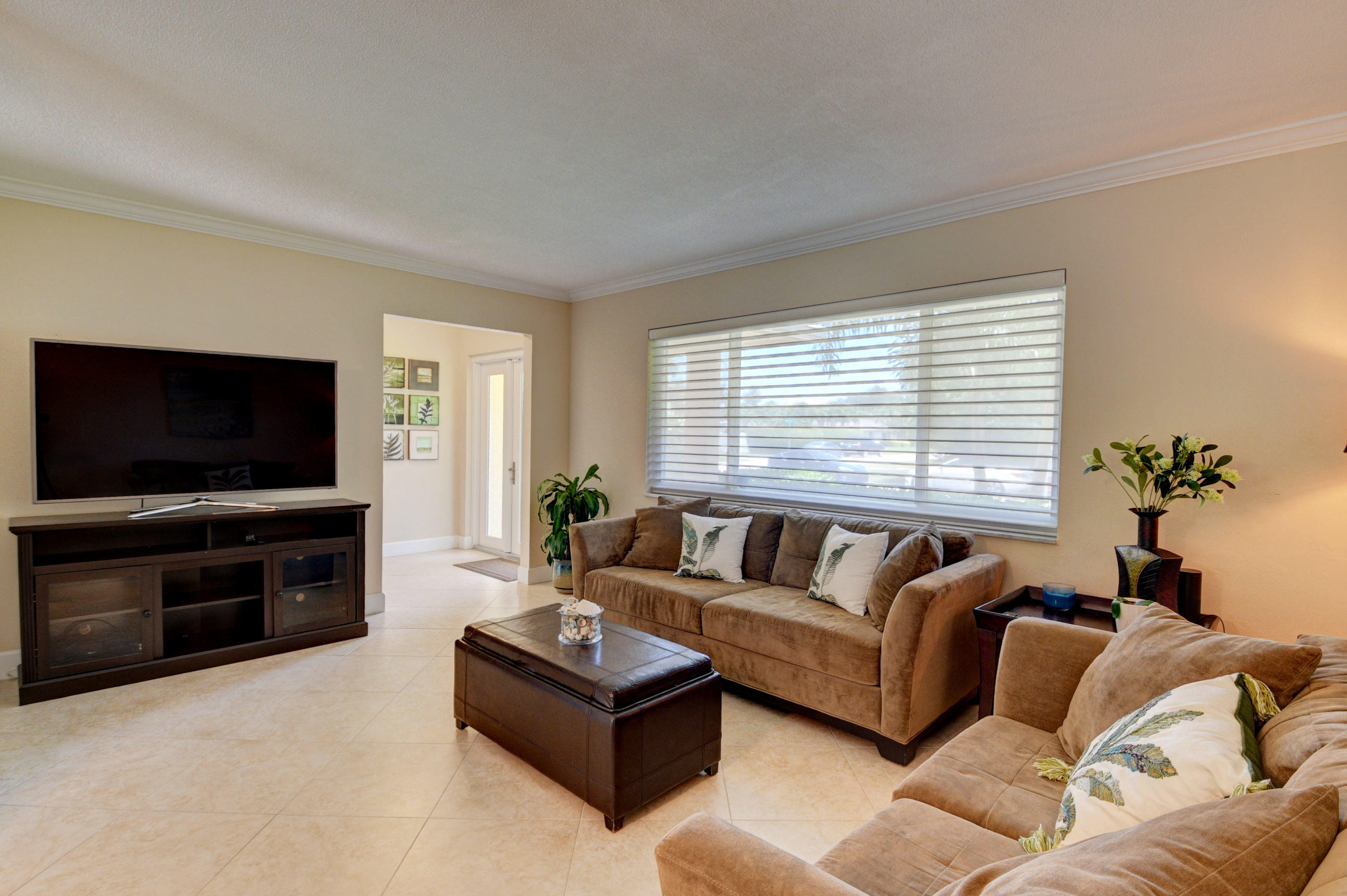 617 Northwest 10th Court Boca Raton, FL 33486 - Photo 6 of 54 Living Room