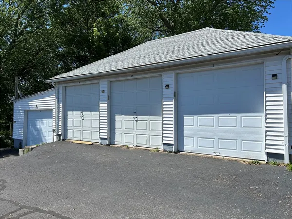 $250 | 138 Kenyon Avenue, Pawtucket, RI 02861