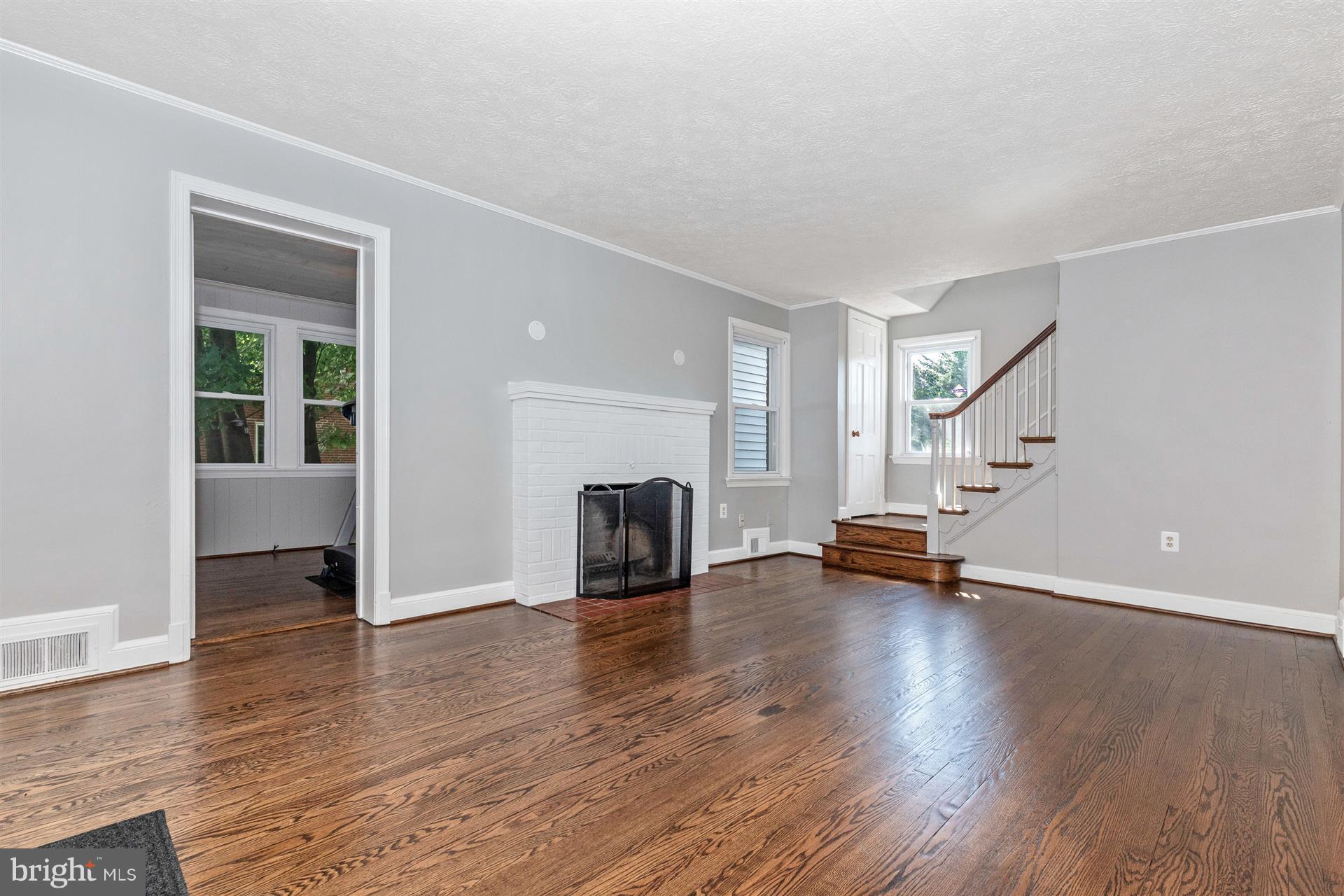 25806 Ridge Road Damascus, MD 20872 - Photo 11 of 30 Living Room