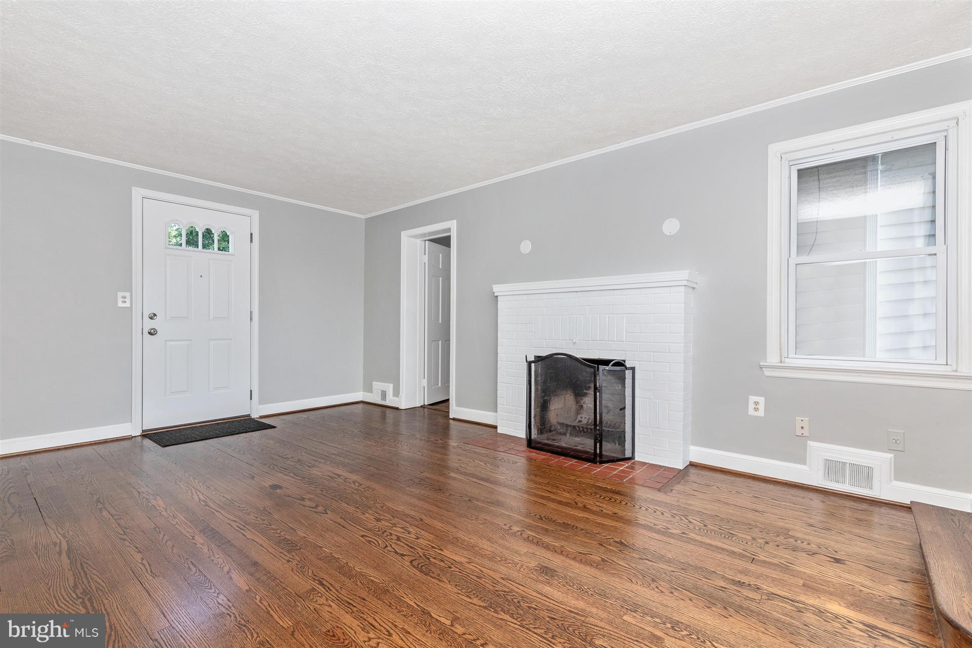 25806 Ridge Road Damascus, MD 20872 - Photo 8 of 30 Living Room