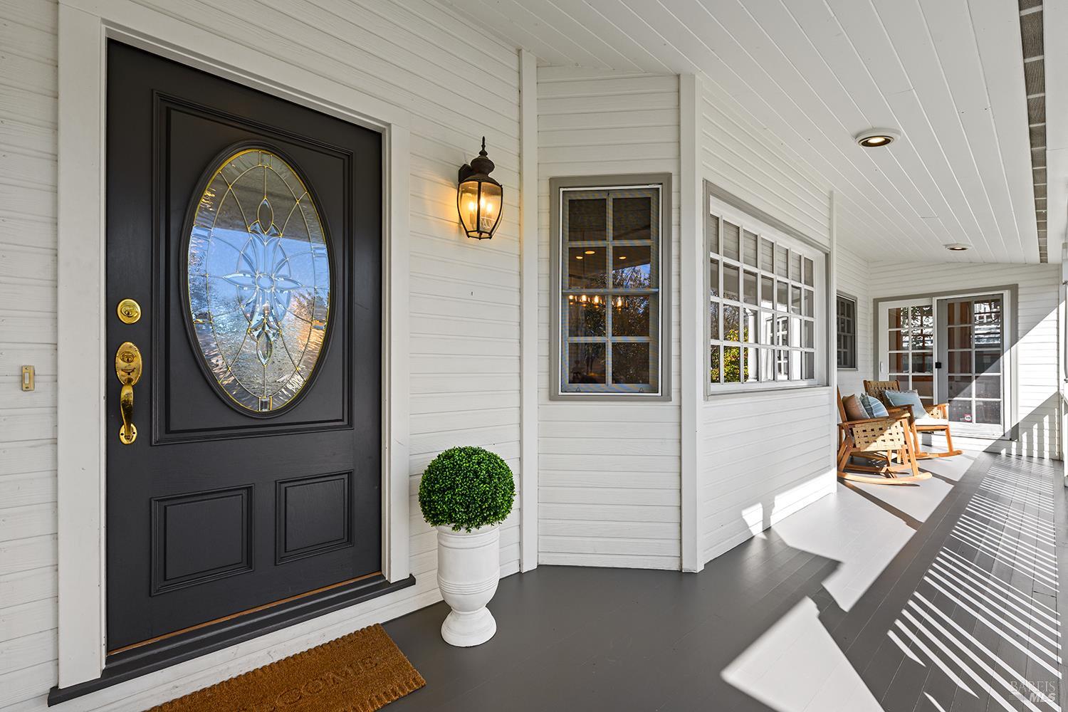 735 Johnson Street Healdsburg, CA 95448 - Photo 3 of 61 a front view of a house with garden