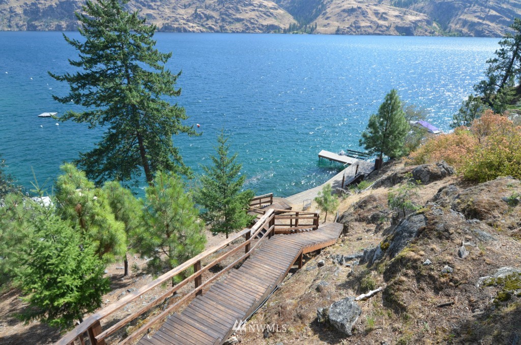 16430 South Lakeshore Road Chelan, WA 98816 - Photo 3 of 20 Gallery Image 3