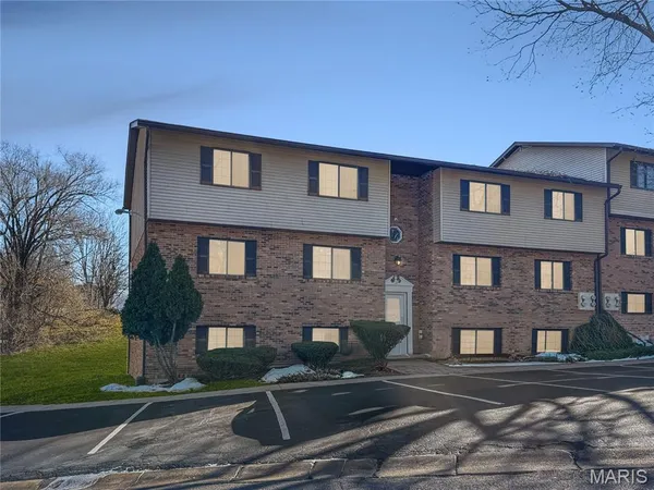 $690,000 | 17 Village W Court, Unit 101, Washington, MO 63090