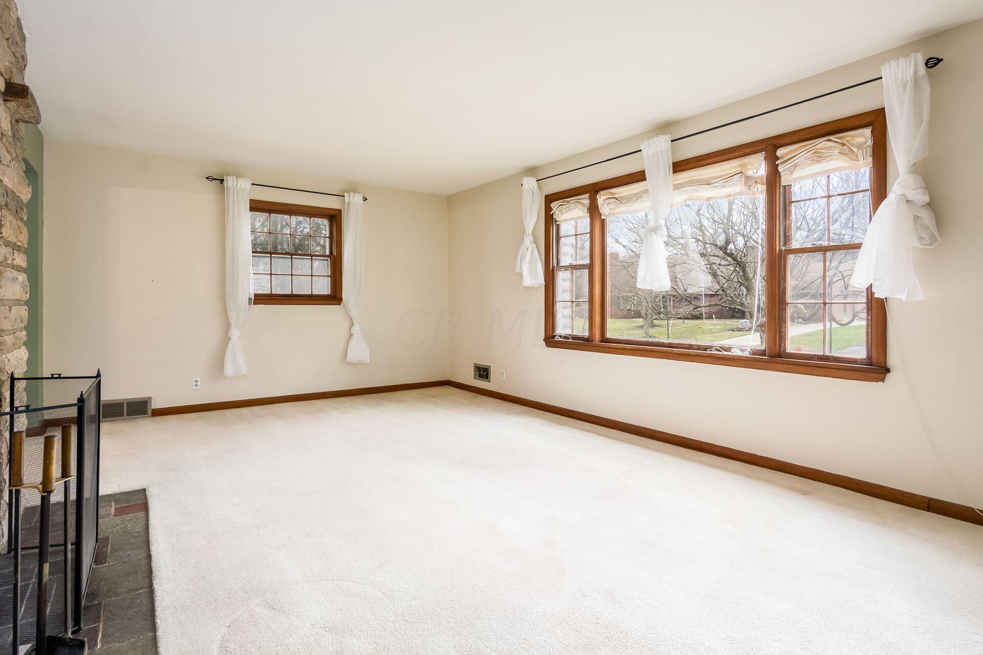 253 Croswell Road Columbus, OH 43214 - Photo 6 of 45 Living Room