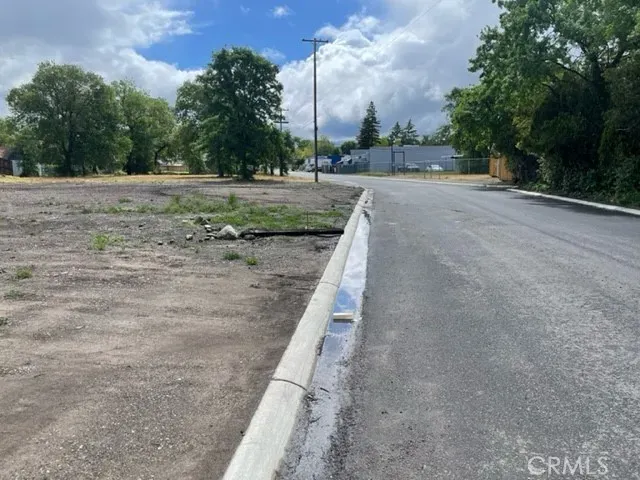 a view of a dirt road near a building