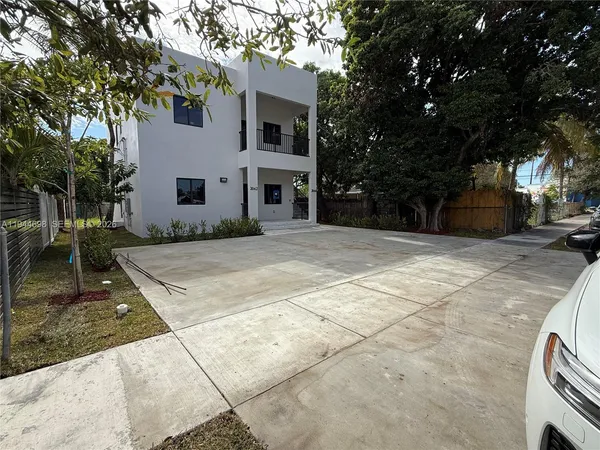 a front view of house with yard