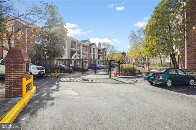 $1,775 | 3305 Wyndham Circle, Unit 252, Alexandria, VA 22302