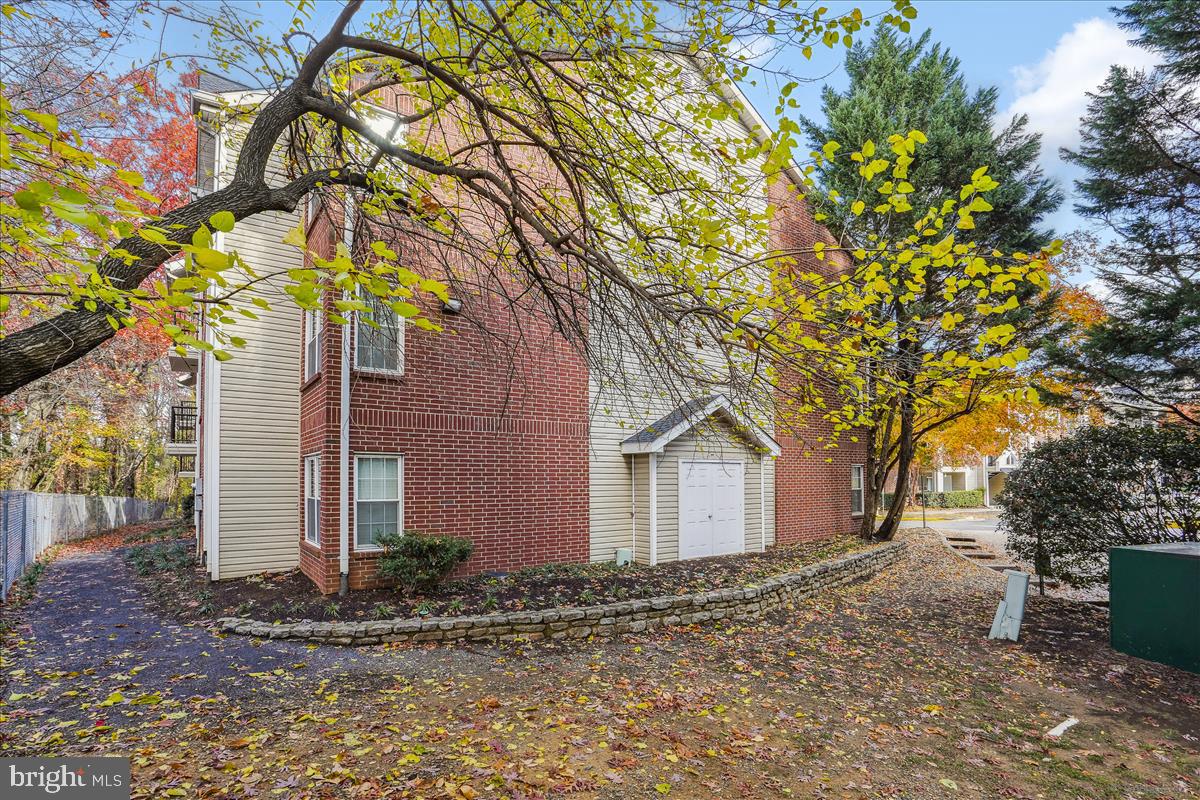 3305 Wyndham Circle, Unit 252 Alexandria, VA 22302 - Photo 5 of 20 a backyard of a house with lots of green space