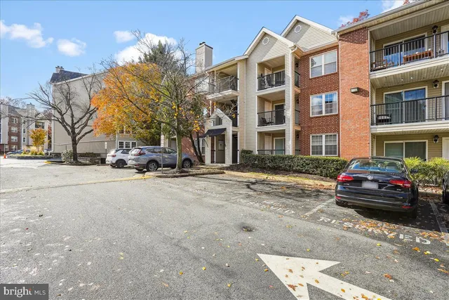 $1,775 | 3305 Wyndham Circle, Unit 252, Alexandria, VA 22302