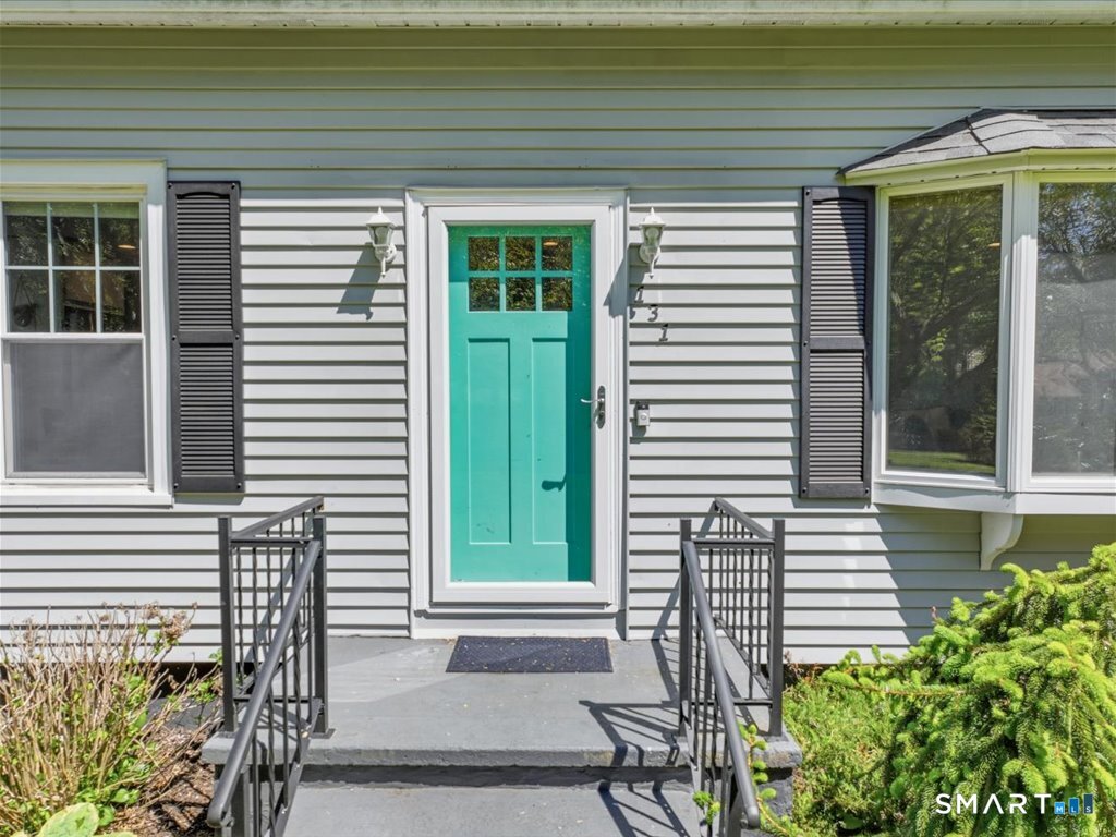 131 Oronoque Road Milford, CT 06461 - Photo 4 of 40