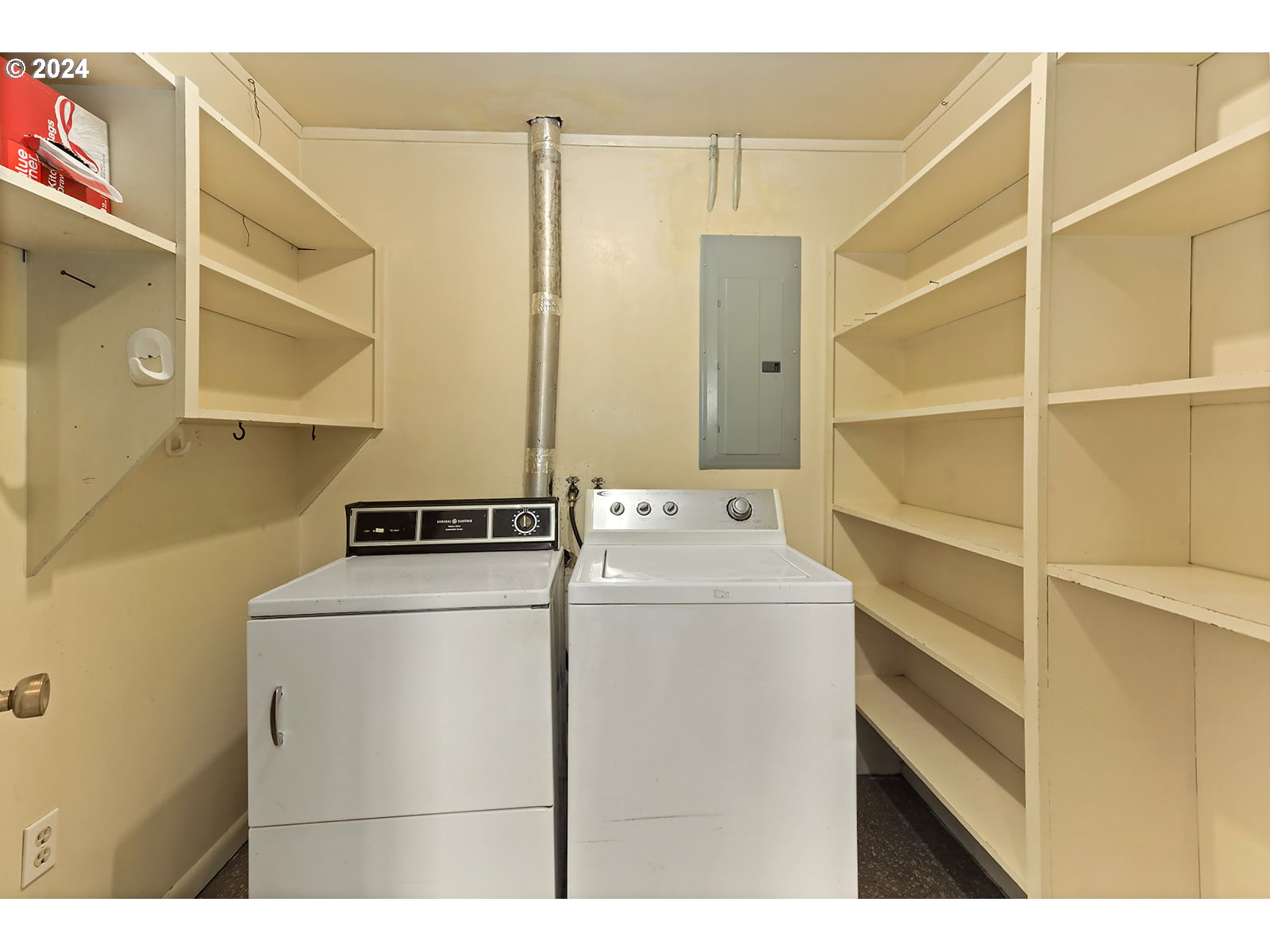 1465 Tucker Road Hood River, OR 97031 - Photo 13 of 48 a utility room with dryer and washer