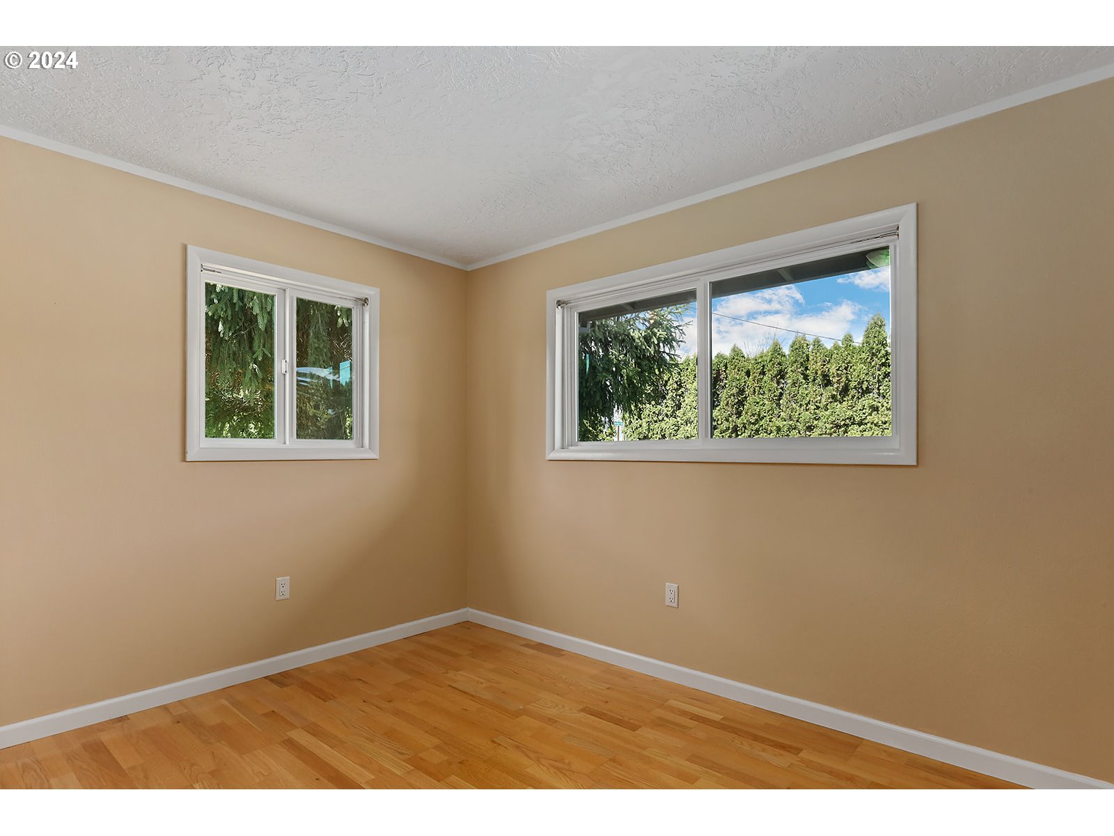1465 Tucker Road Hood River, OR 97031 - Photo 19 of 48 an empty room with a window