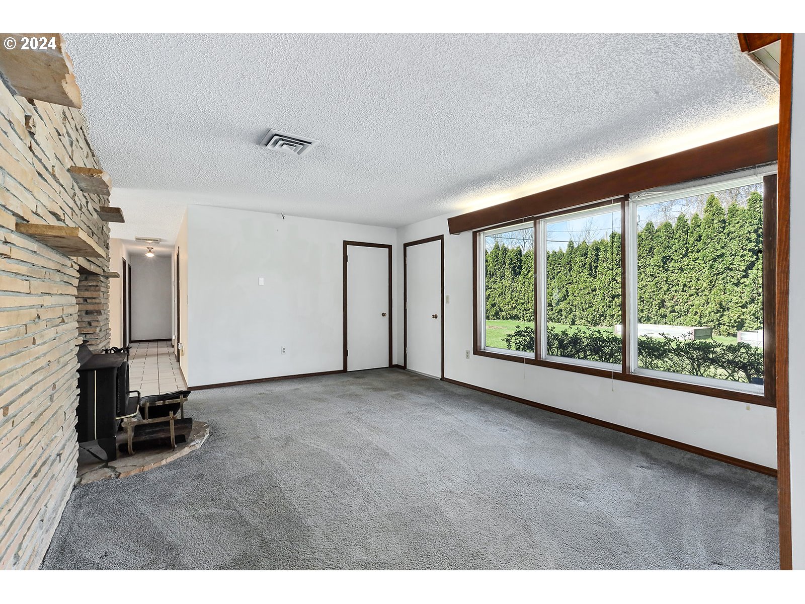 1465 Tucker Road Hood River, OR 97031 - Photo 21 of 48 a view of a room with a large window
