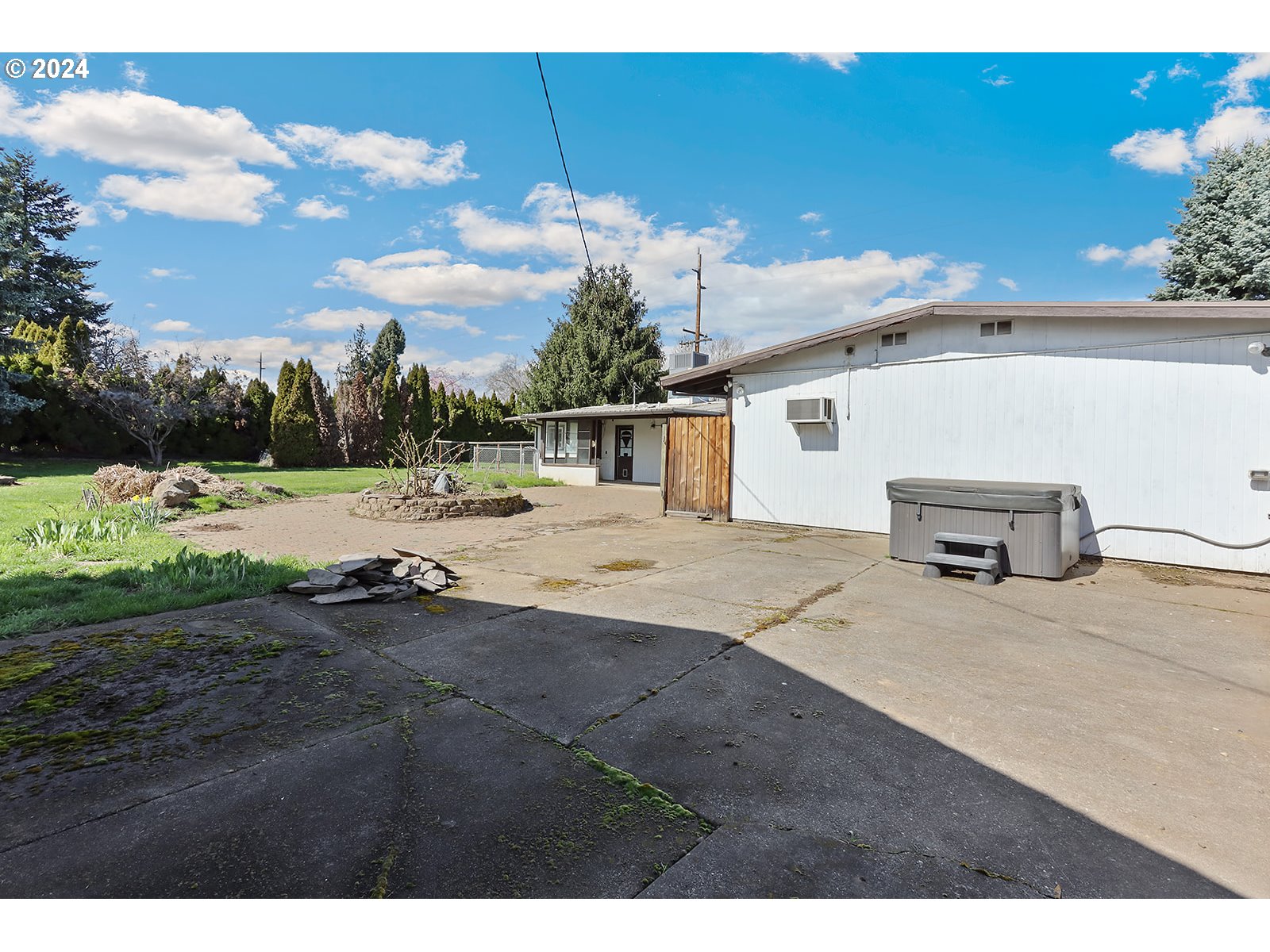 1465 Tucker Road Hood River, OR 97031 - Photo 29 of 48 a view of a dry yard with a barn