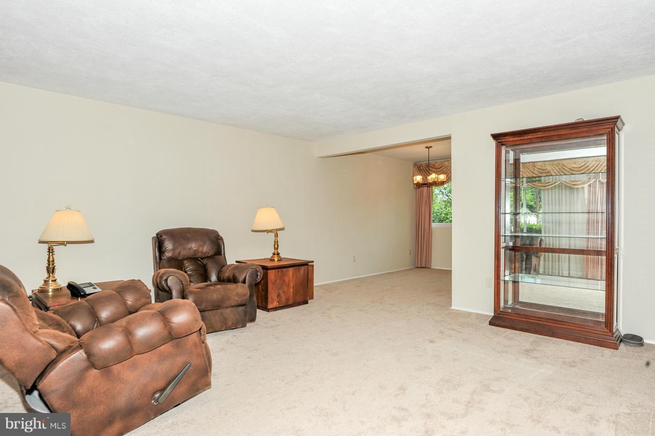 6105 Pinto Place Springfield, VA 22150 - Photo 3 of 28 Living Room