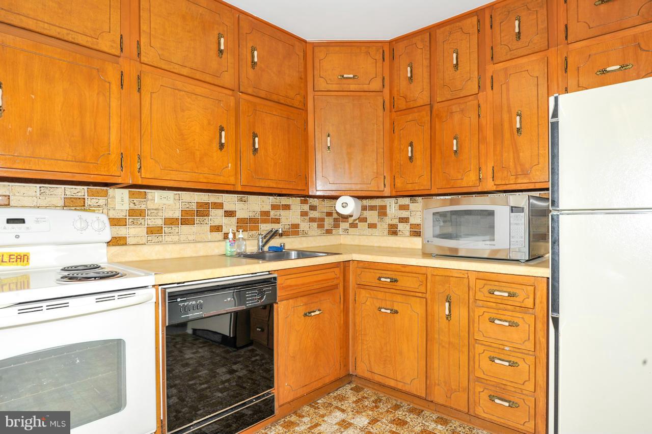 6105 Pinto Place Springfield, VA 22150 - Photo 8 of 28 Kitchen