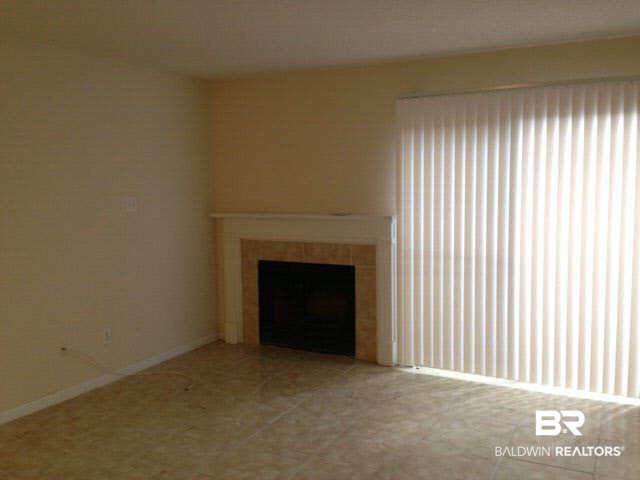 6701 Dickens Ferry Road, Unit 10 Mobile, AL 36608 - Photo 3 of 7 Living Room
