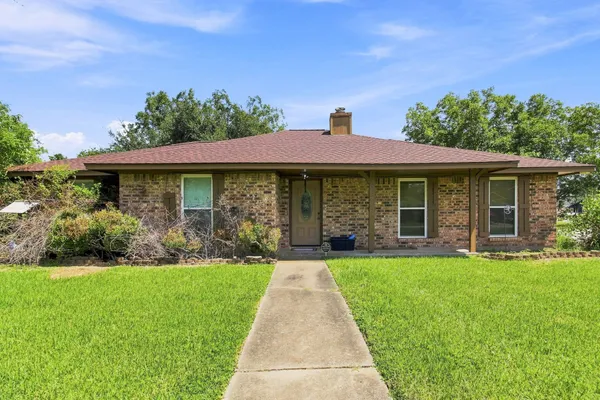 $300,000 | 6104 Fox Ridge Drive, Angleton, TX 77515