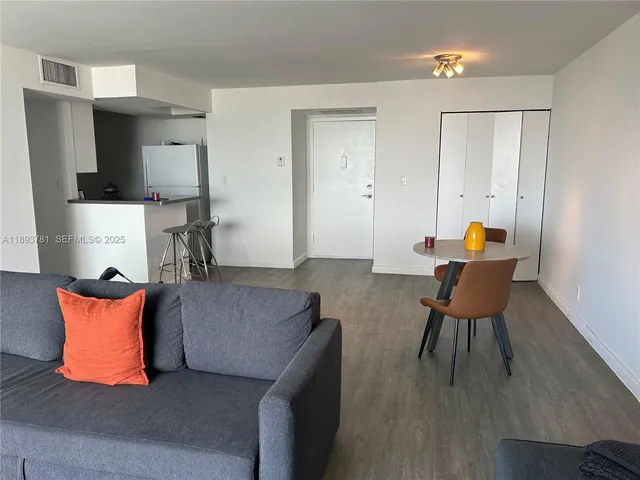 $379,900 | 1800 Collins Avenue, Unit 15B, Miami Beach, FL 33139