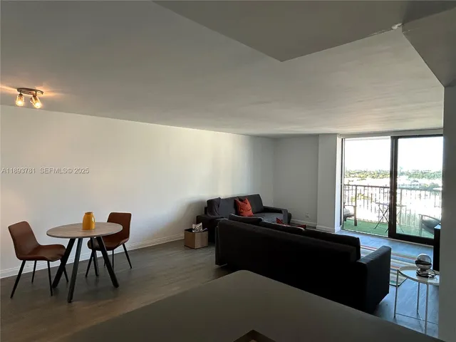 $379,900 | 1800 Collins Avenue, Unit 15B, Miami Beach, FL 33139