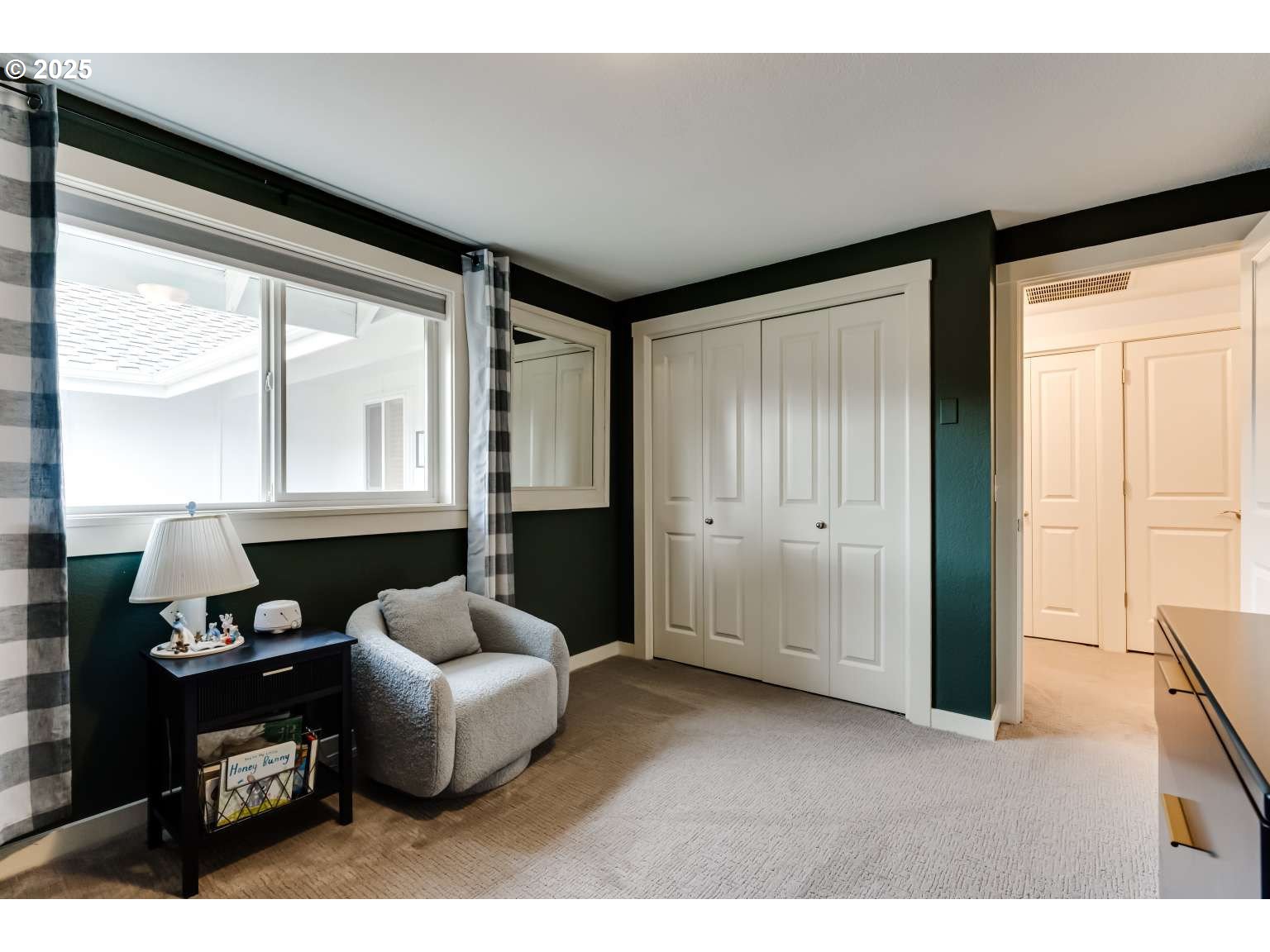 1253 Alfaretta Drive Eugene, OR 97401 - Photo 20 of 33 a living room with furniture and a large window