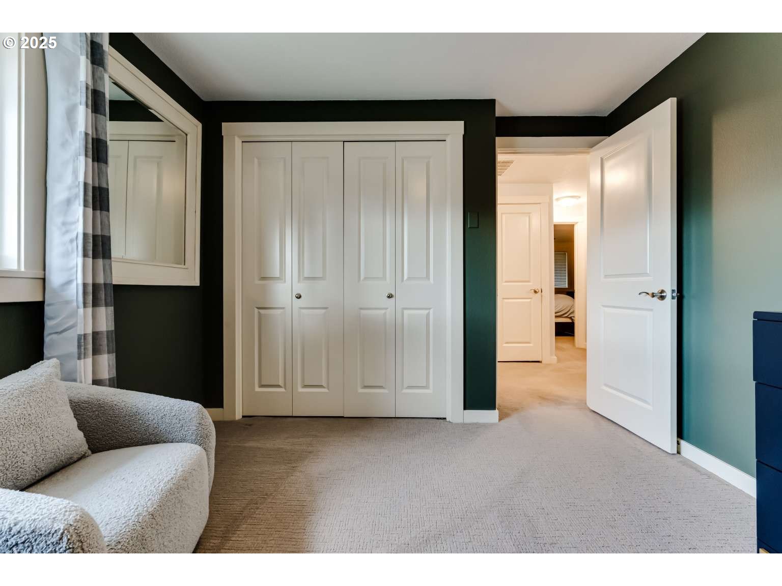 1253 Alfaretta Drive Eugene, OR 97401 - Photo 21 of 33 a living room with furniture and a window