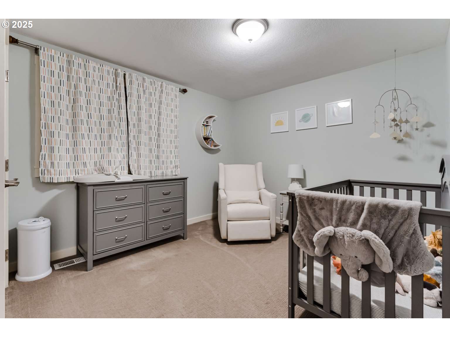 1253 Alfaretta Drive Eugene, OR 97401 - Photo 23 of 33 a living room with furniture