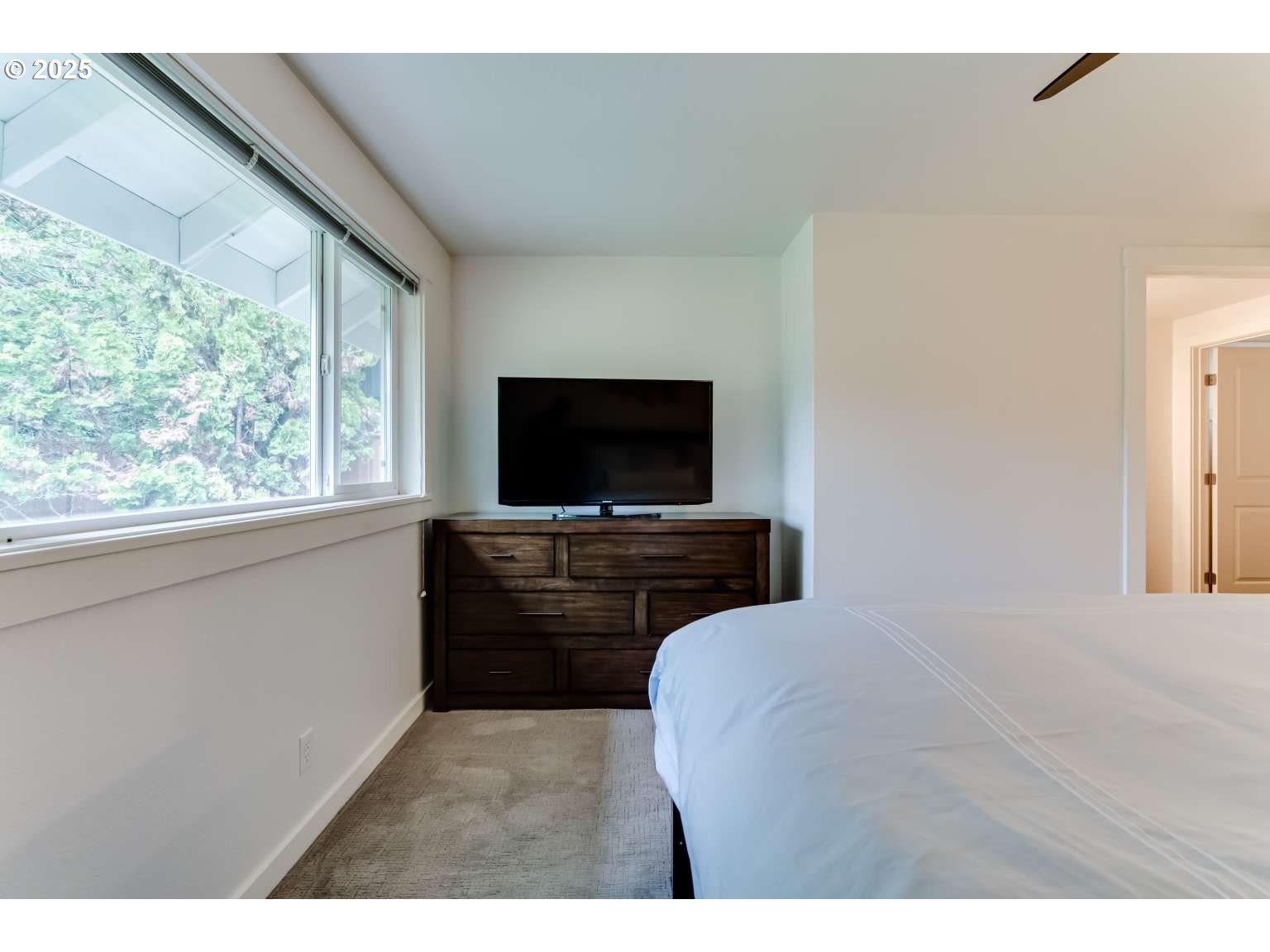 1253 Alfaretta Drive Eugene, OR 97401 - Photo 26 of 33 a living room with a flat screen tv and a couch