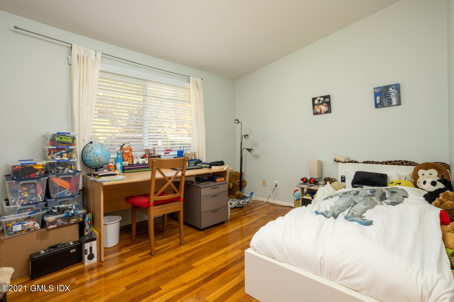 89 Florence Road Riverside, CT 06878 - Photo 4 of 34 a bed room with a bed and a chair