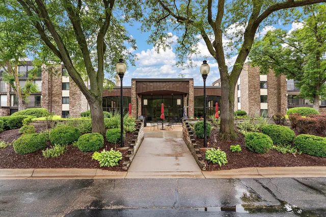 $279,900 | 1101 Sibley Memorial Highway, Unit 310, Lilydale, MN 55118