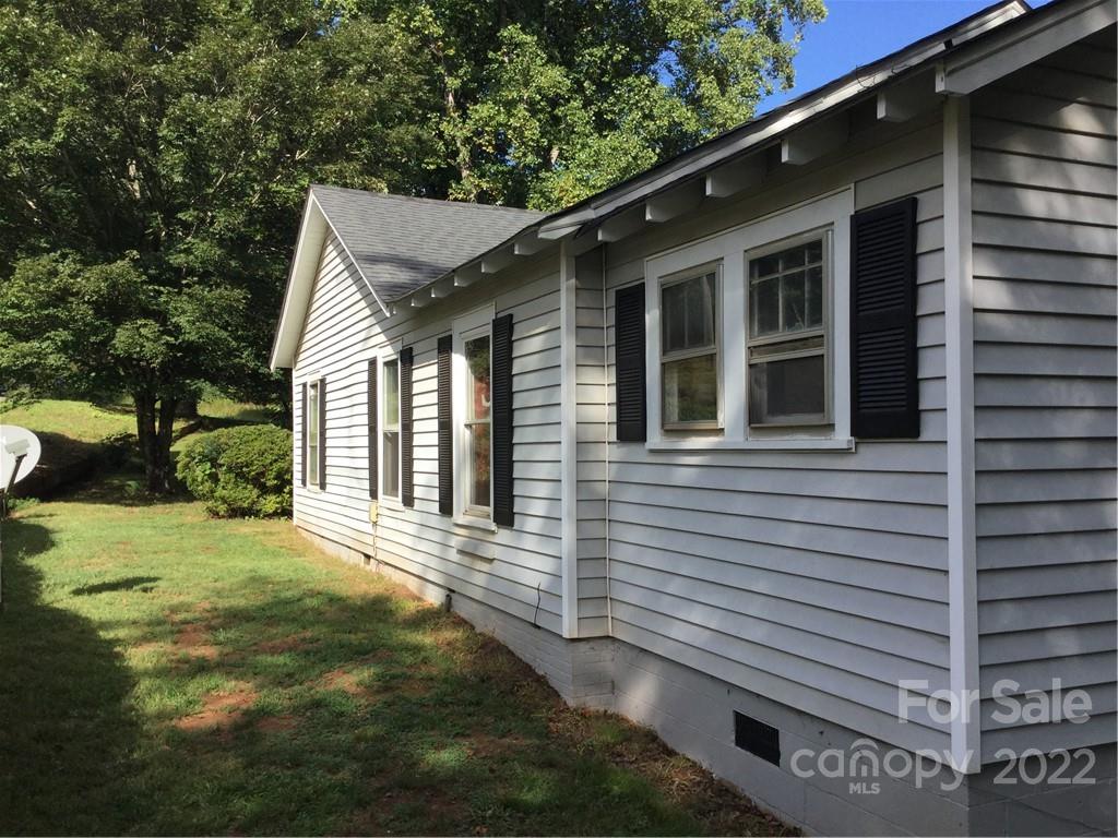 125 John Smith Road Rutherfordton, NC 28139 - Photo 2 of 13 a front view of a house with a yard