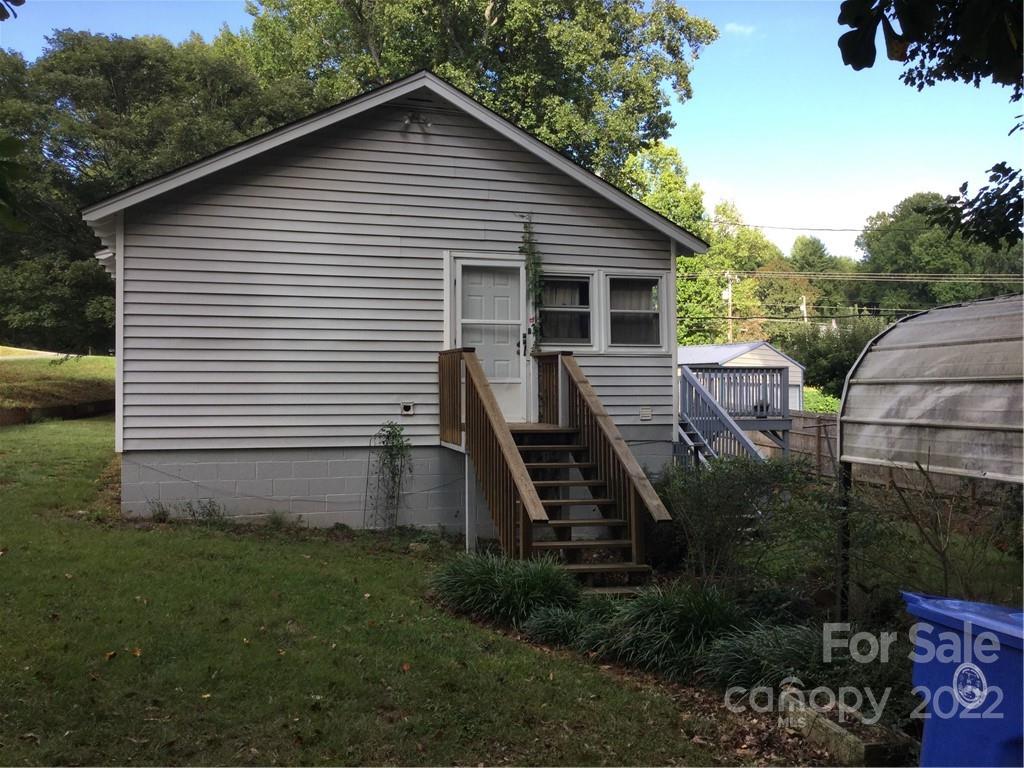 125 John Smith Road Rutherfordton, NC 28139 - Photo 4 of 13 a front view of a house with garden