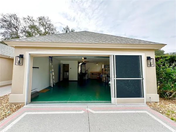 a view of a entrance front of the house