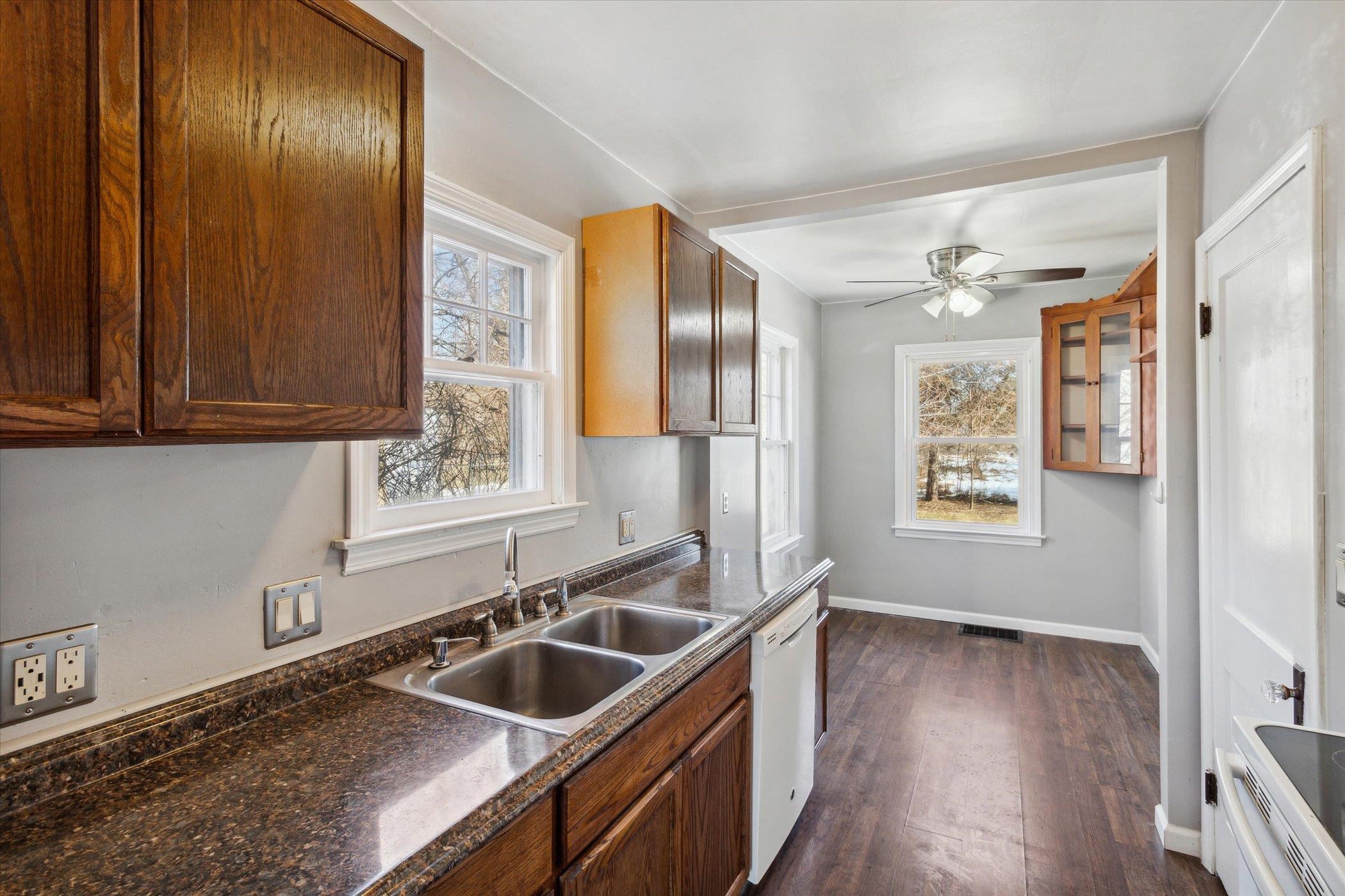 2445 Howe Road Burton, MI 48519 - Photo 11 of 42 50102880-10.JPG