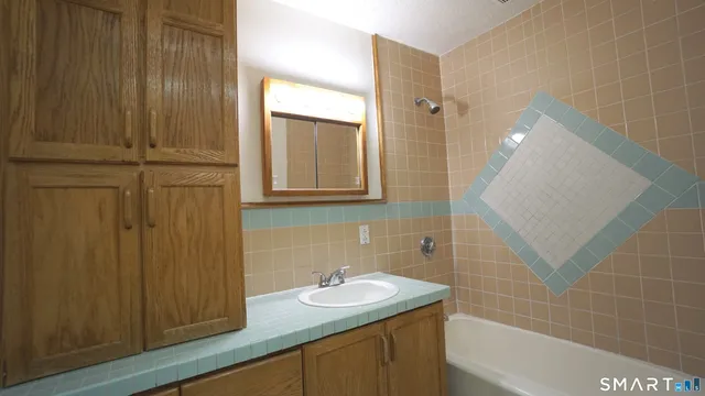 $1,900 | 42 Woodbridge Street, Unit 42 5, Manchester, CT 06042