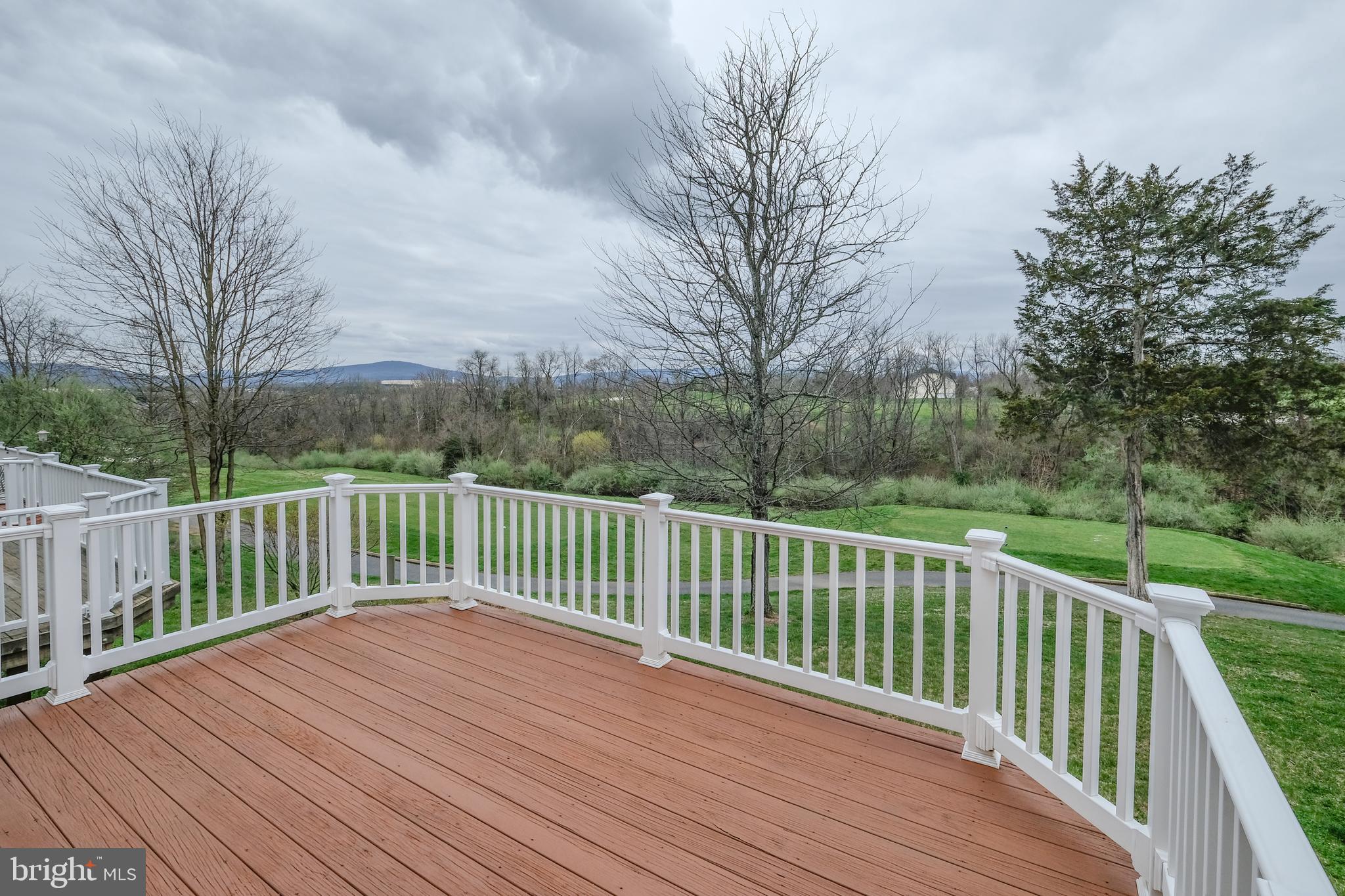 Lovely rear deck with views!