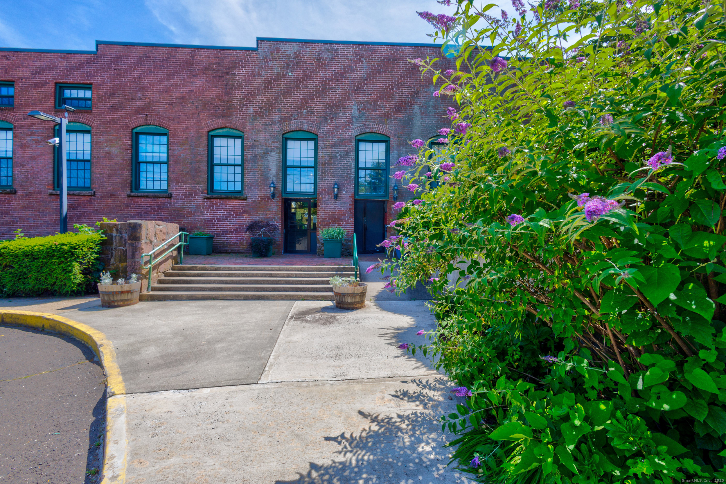 1 Front Street, Unit 113 New Haven, CT 06513 - Photo 7 of 22 a front view of a house with garden