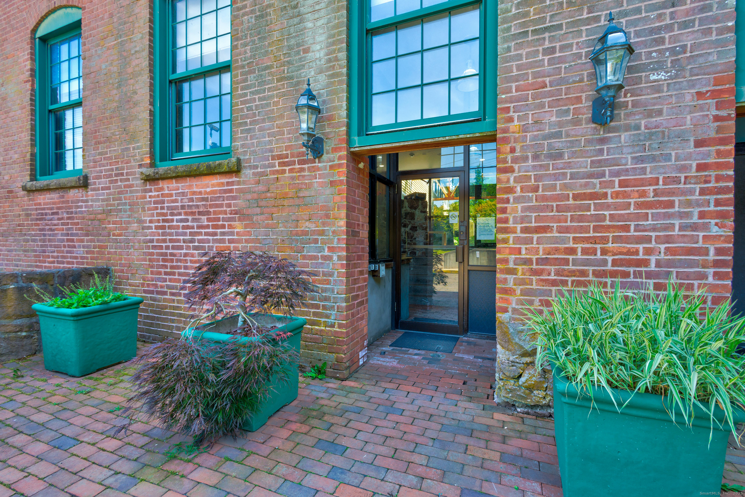 1 Front Street, Unit 113 New Haven, CT 06513 - Photo 9 of 22 a view of a backyard of the house with potted plants